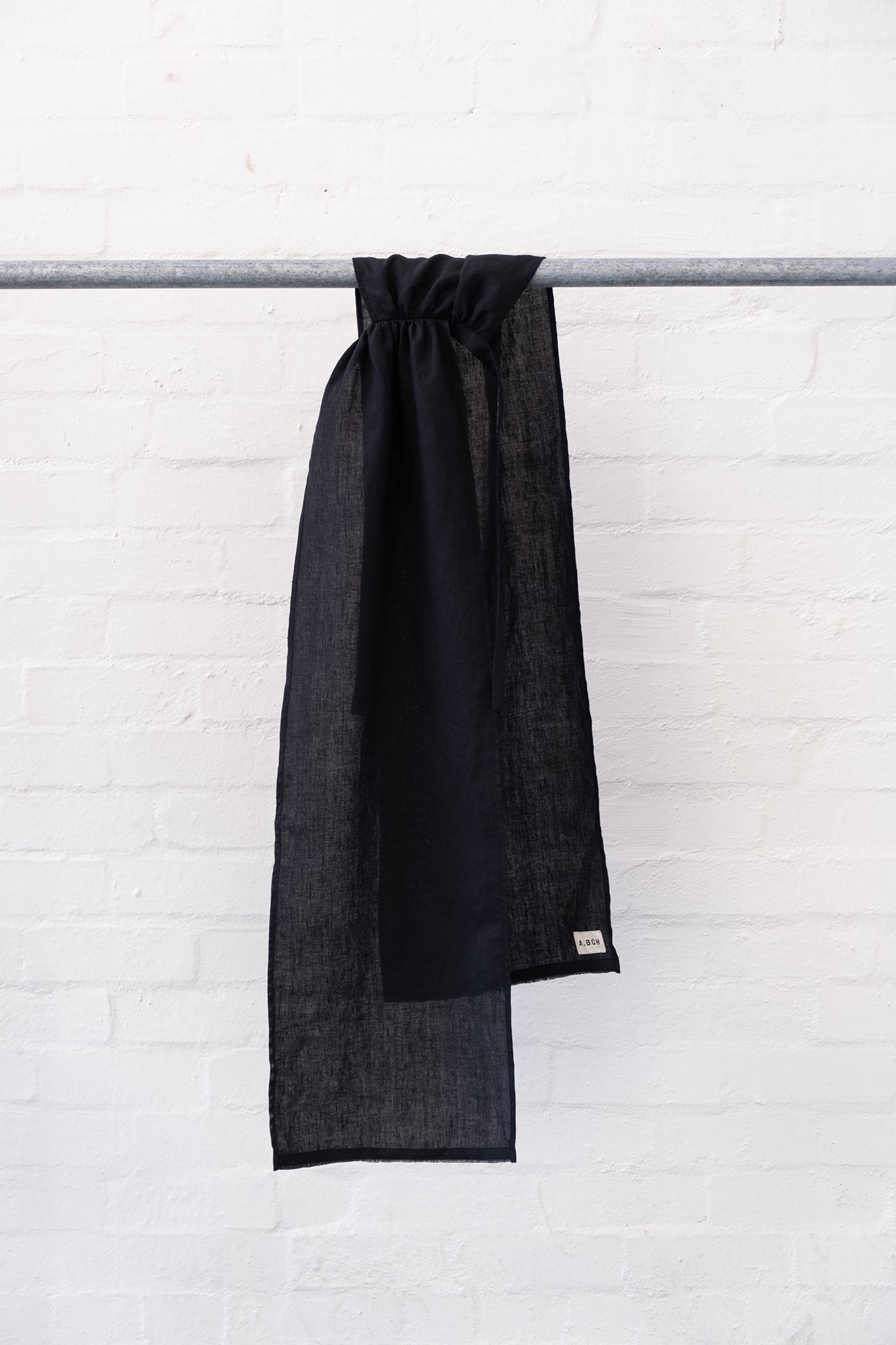 Red Line - The Styling Piece Black in organic linen
