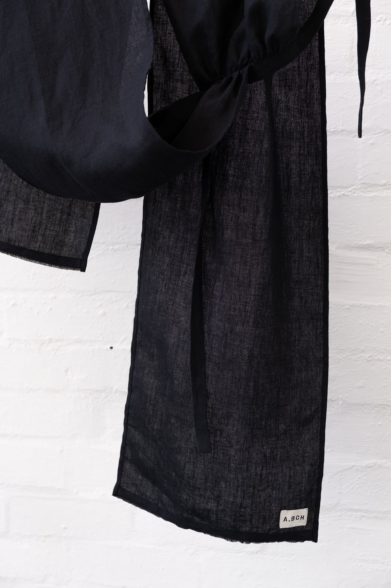 Red Line - The Styling Piece Black in organic linen